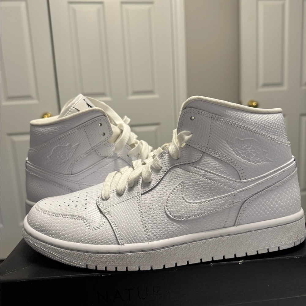 Air Jordan white Snake Skin